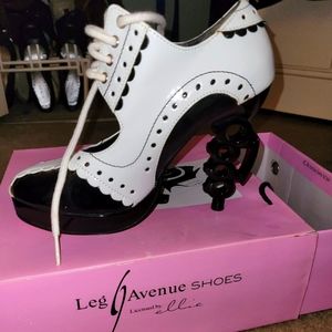 NIB womens "gangster" brass knuckle heel shoes